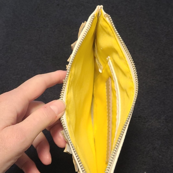 ❤SALE 2 FOR 30❤ Sondra Roberts Squared white wristlet daisies - Picture 6 of 11